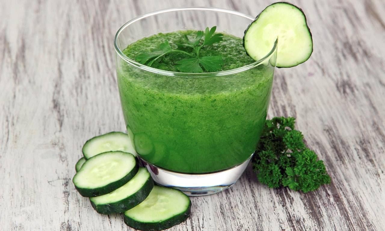 Диетические напитки: готовим огуречный ласси с зеленью