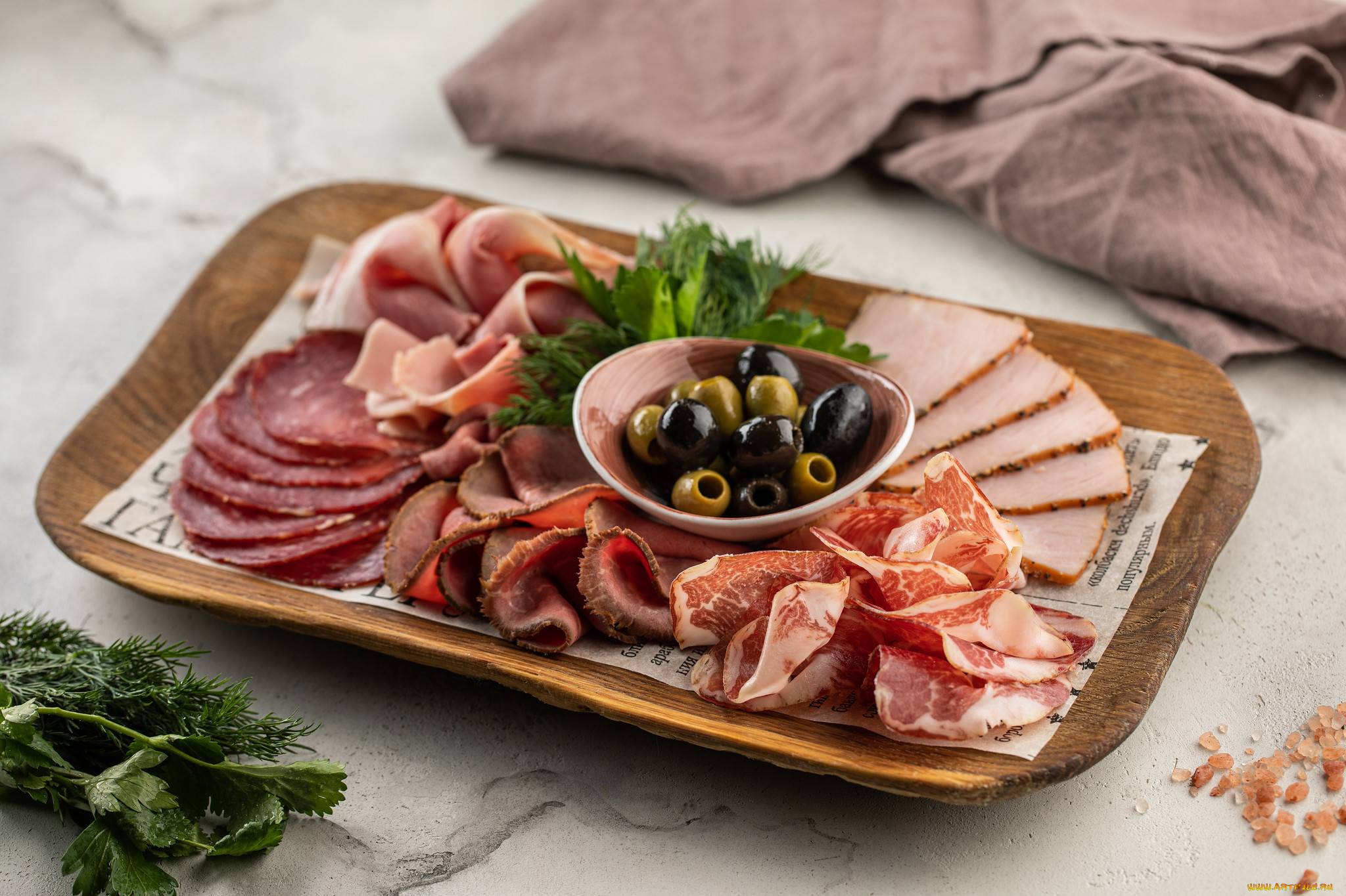 Самые опасные: доктор перечислил продукты с высоким содержанием канцерогенов