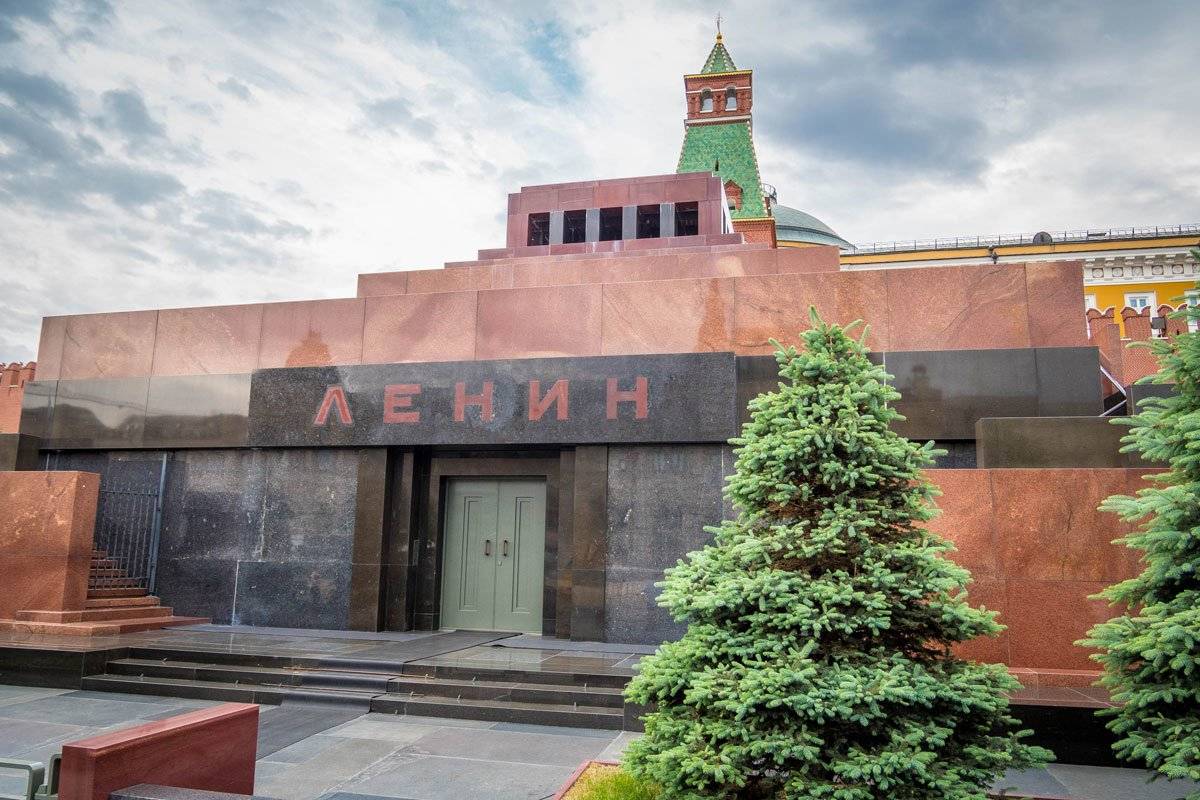«Таких планов нет»: Песков заявил, что тело Ленина не вынесут из Мавзолея