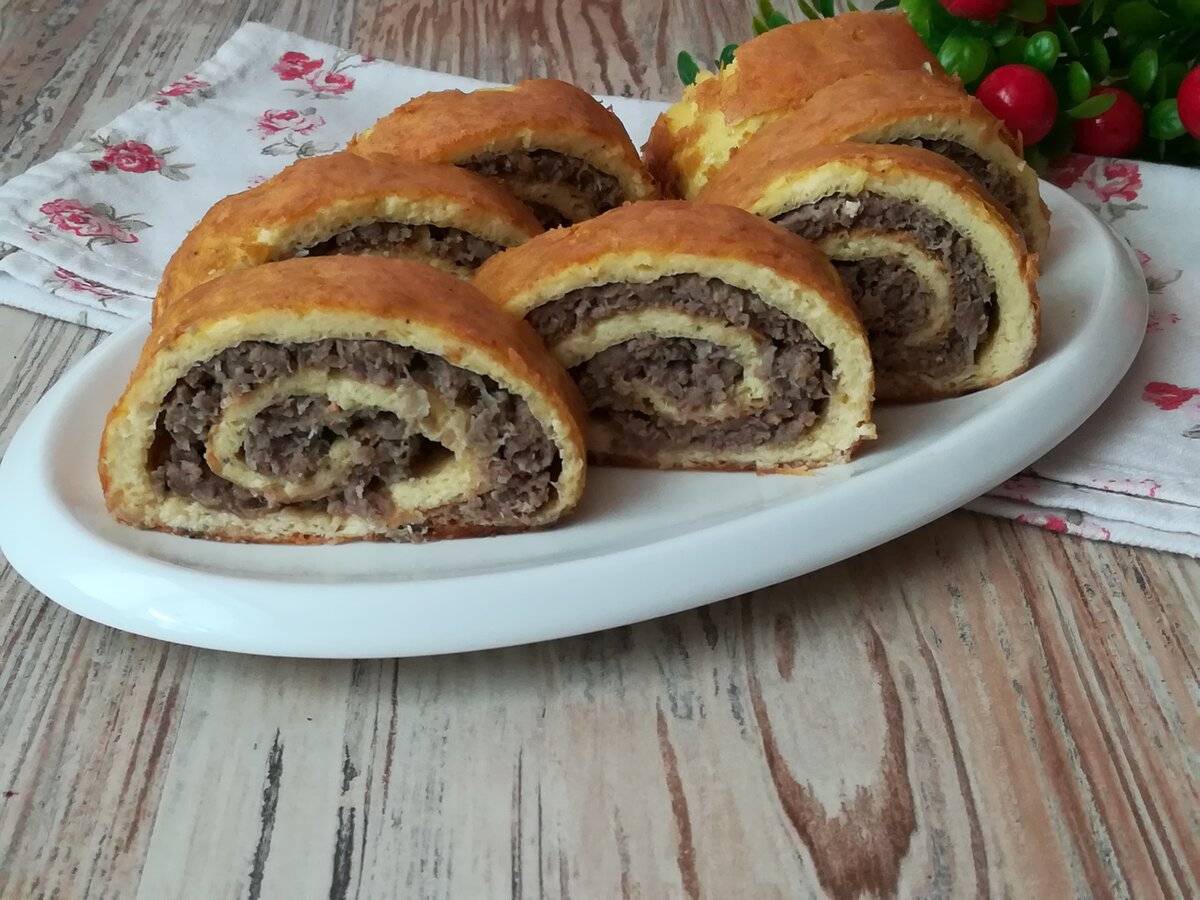 Новогодние закуски: готовим картофельный рулет с мясом