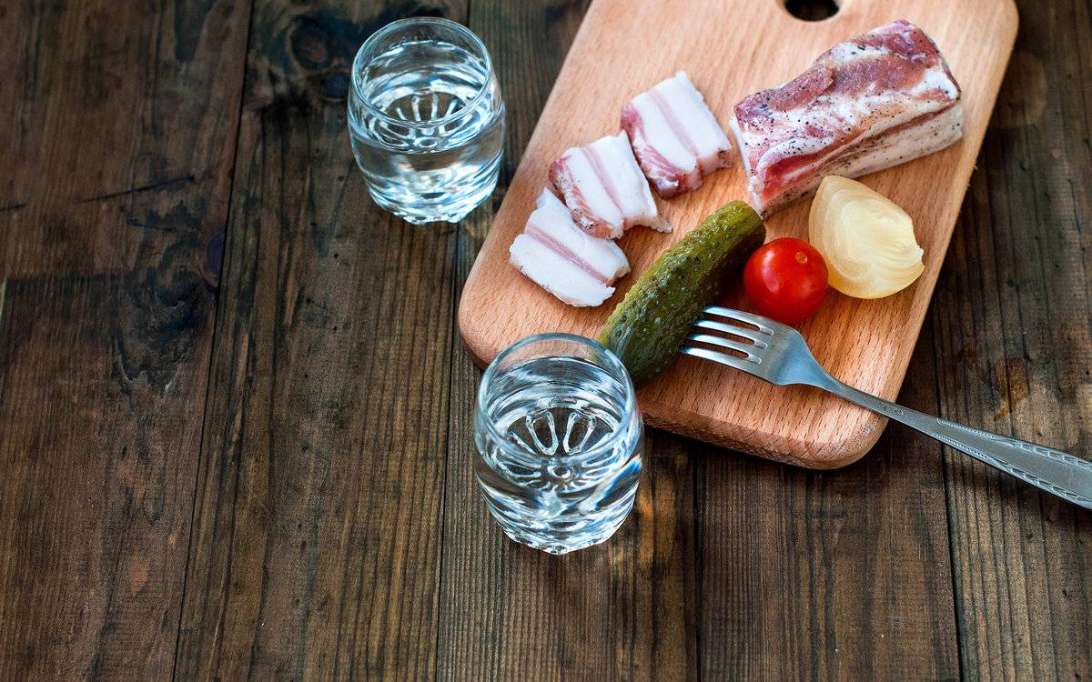 «Не закусывайте водку солёными огурцами»: доктор дал главный совет перед праздниками