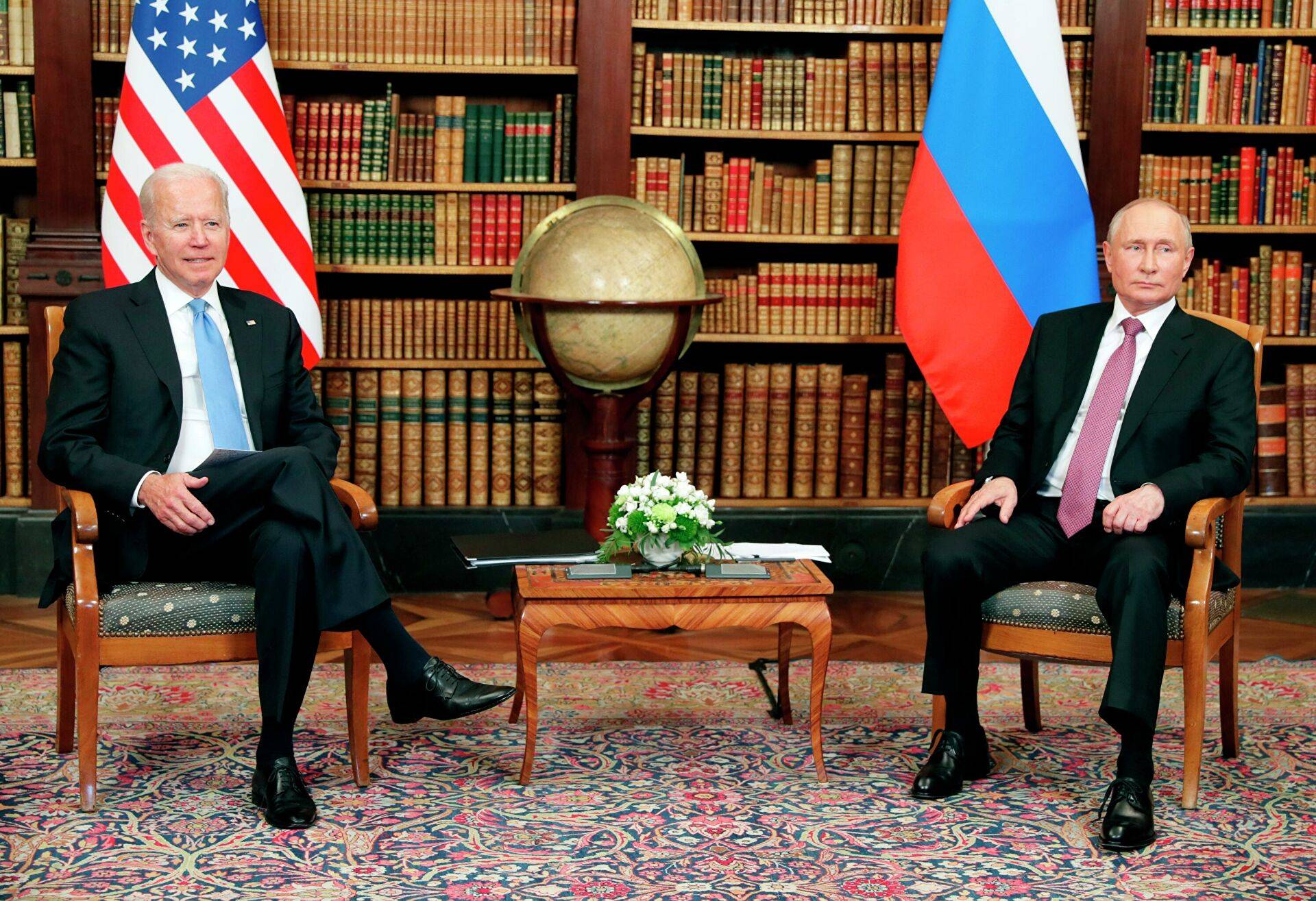 Песков пообещал показать первые кадры встречи президентов России и США