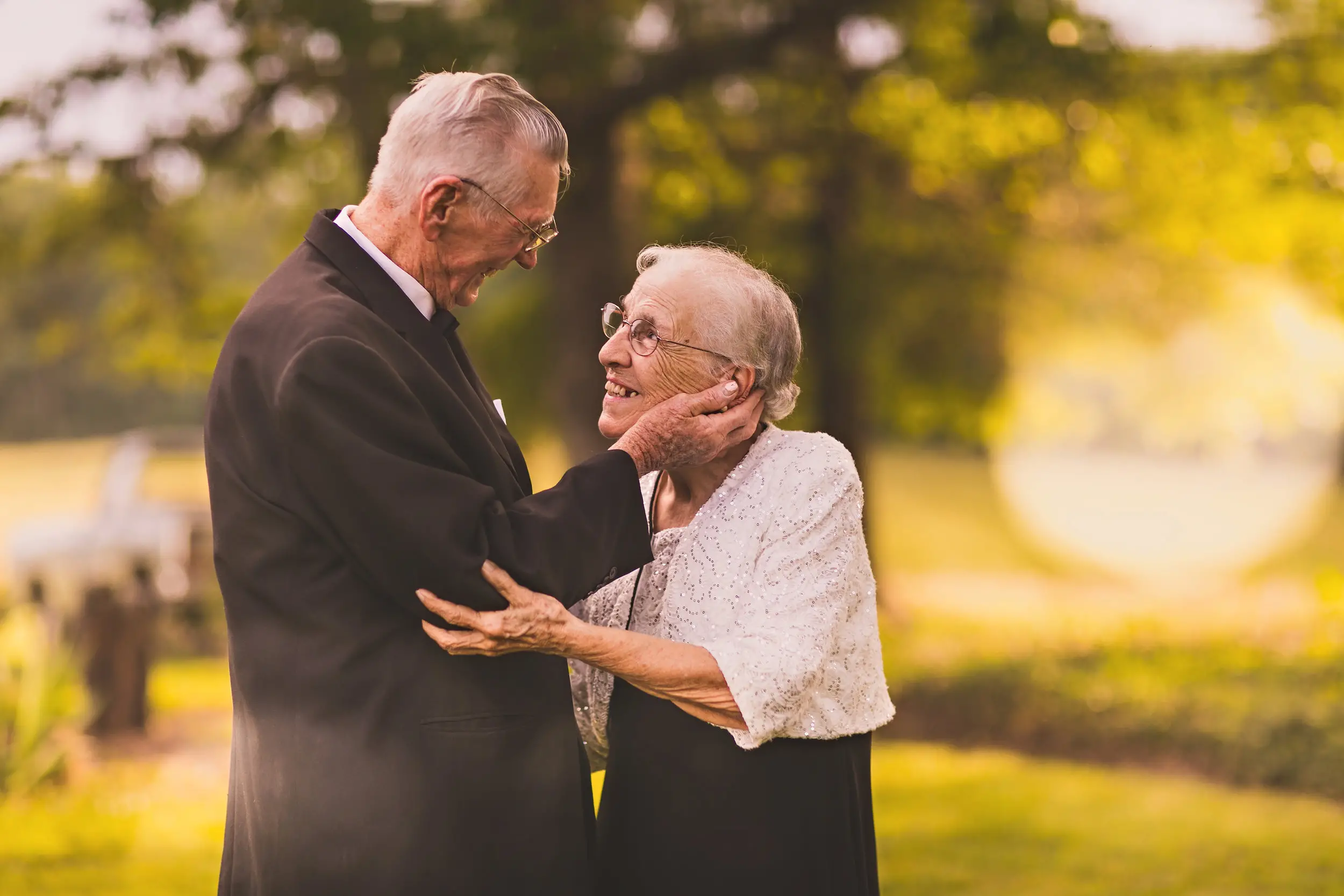 Жену за 60 вдвоем. Влюбленные старики. Счастливые пожилые люди. Счастливая пара пожилых людей. Красивые старики.
