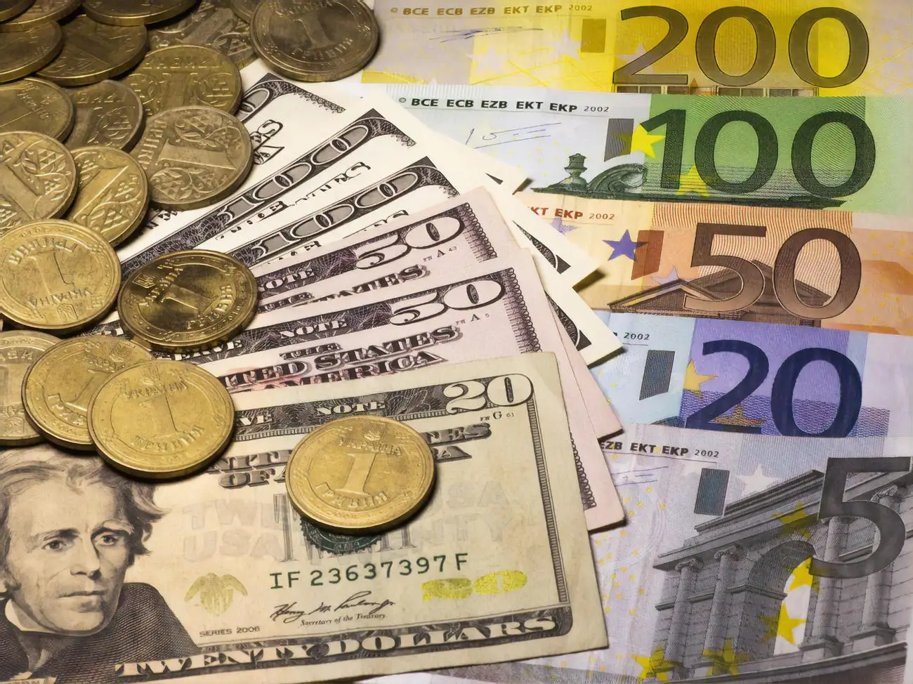 Евро и доллар снова дорожают: курс гривны на 10 января