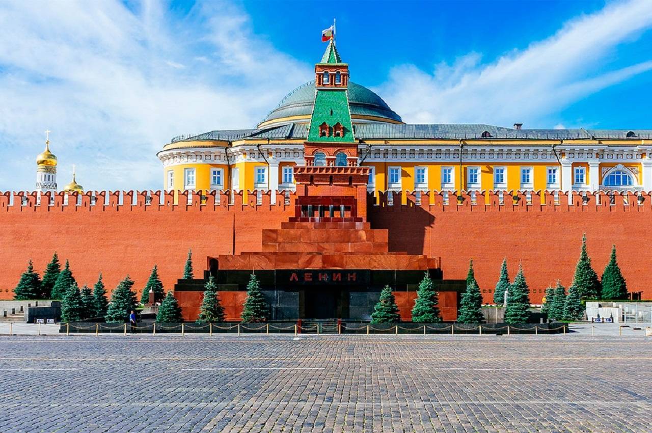 «Кладбище советских лидеров»: российский депутат потребовал убрать захоронения с Красной площади