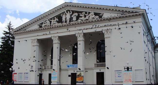 «Как с ними можно продолжать бизнес»: Кулеба показал мировому сообществу руины театра в Мариуполе