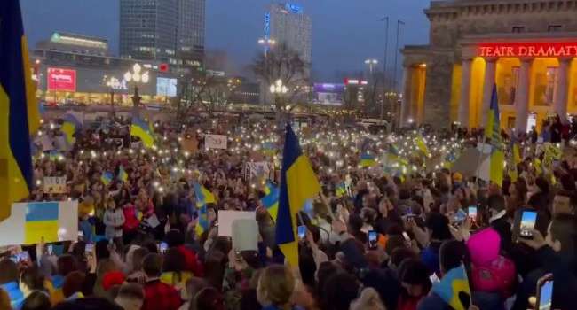 Тысячи жителей Варшавы провели митинг в поддержку Украины