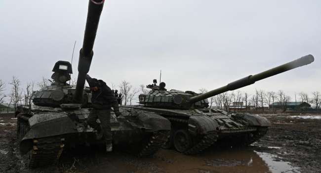 Окупанти застрягли в полі і залишили свої танки для Збройних сил України