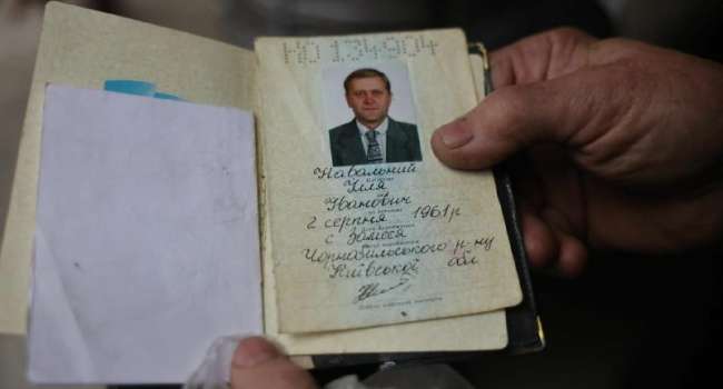 Оккупанты расстреляли в Буче мужчину, вероятно, из-за его фамилии Навальный. У тела лежал паспорт