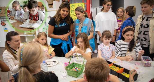 «Мы должны помочь украинским детям получать образование»: Приянка Чопра-Джонас призвала мировое общество к решительным действиям