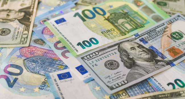 Евро стоит дешевле доллара впервые за 20 лет