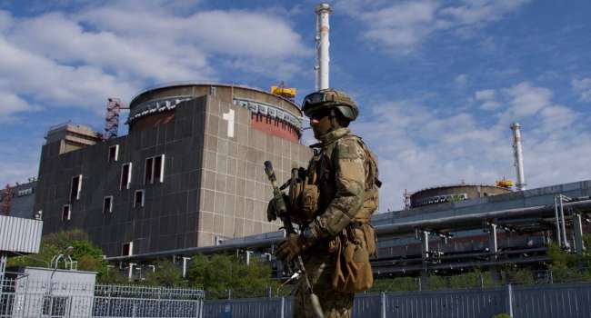 Реактор под угрозой: российские войска расположили военную технику рядом с энергоблоком на Запорожской АЭС