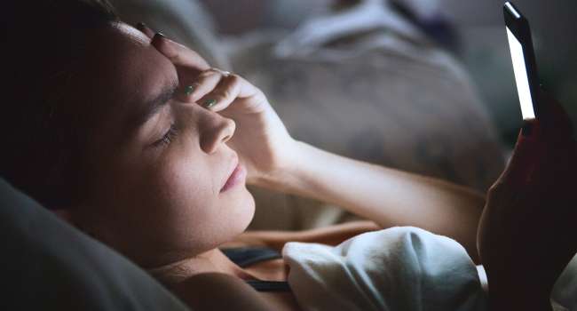 Мигрень, бессоница и бесплодие: что происходит с организмом, если на ночь класть смартфон под подушку