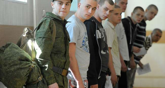 По разведданным Украины, в России срывается набор в армию на контракт