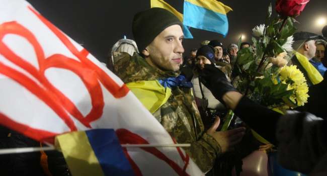 Украина вернула из российского плена командиров «Азовстали» и еще 210 военных, среди нех беременная девушка