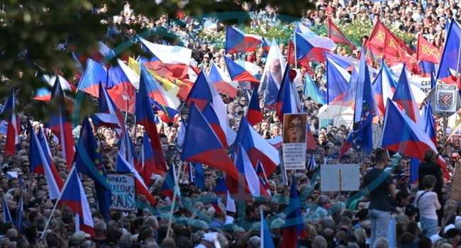 Российский след: 70 тысяч человек в Праге вышли на антиправительственный митинг в футболках с портретом Путина и символикой СССР