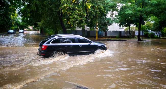 Сильные дожди привели к масштабным затоплениям улиц Ужгорода, все мероприятия перенесли