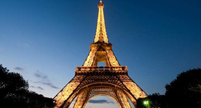 Французы экономят: подсвечивание Эйфелевой башни будуть выключать на час раньше