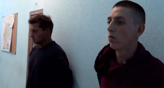 Российские оккупанты задержали в Мариуполе подростков за исполнение гимна Украины (видео)