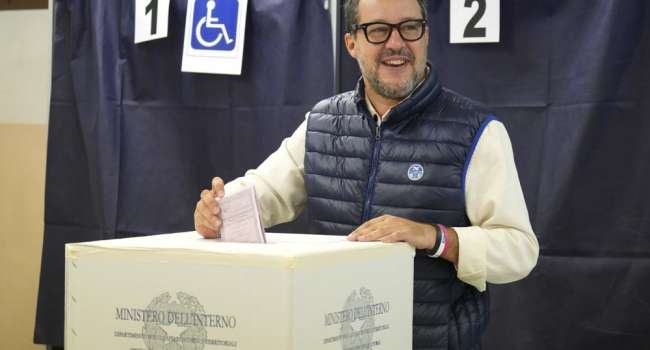 Итальянцы голосуют на выборах, которые могут привести к власти ультраправых