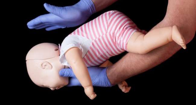 Ребенок проглотил чужеродный предмет – врачи рассказали, что в таком случае делать родителям