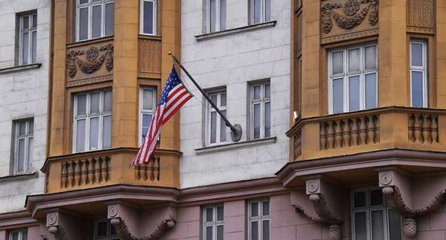 Эксперт объяснил, почему США призвали своих граждан покинуть Россию
