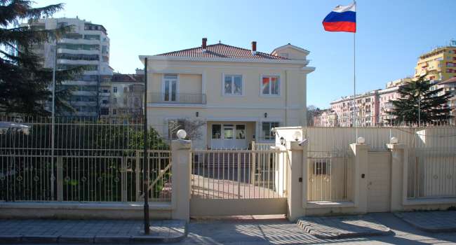 Снова сбежали: российские дипломаты разозлились, что их посольство в Албании находится по ул. Свободной Украины