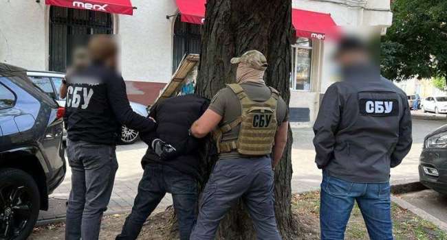 В Одессе полицейский вместе со своими сообщниками напали на незнакомца и украли у него $200 тысяч
