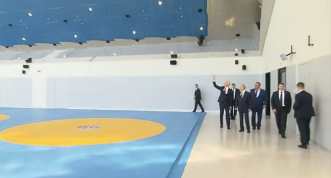 Что за спектакль: Путин пришел на открытие спортивного зала в Москве, покрашенного в сине-желтый цвет – видеосюжет