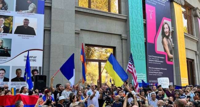 Митинг в Ереване - люди машут флагами Украины и США и требуют выхода из ОДКБ