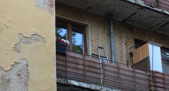 В результате падения балкона в небольшом городке на Закарпатье погибла женщина