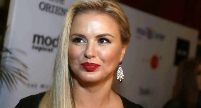 Российскую певицу Анну Семенович внесли в черный список: теперь путинистке запрещено въезжать на территорию Украины
