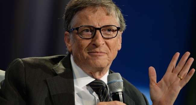 Основатель Microsoft и богатейший человек на планете Билл Гейтс показал, каким смартфоном сейчас пользуется