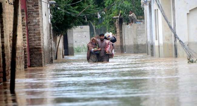 Пакистан, который произвел менее 1% выбросов парниковых газов, сильно пострадал от дождей, треть территории затоплена