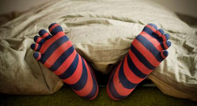 Сон в носках: врачи-сомнологи раскрыли секрет крепкого ночного отдыха