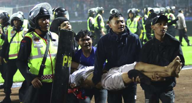 По меньшей мере 174 человека погибли в результате давки на футбольном матче в Индонезии