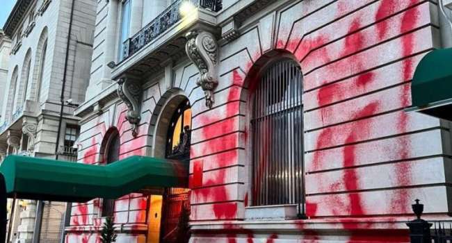 Полиция Нью-Йорка проводит расследование вандализма в российском консульстве