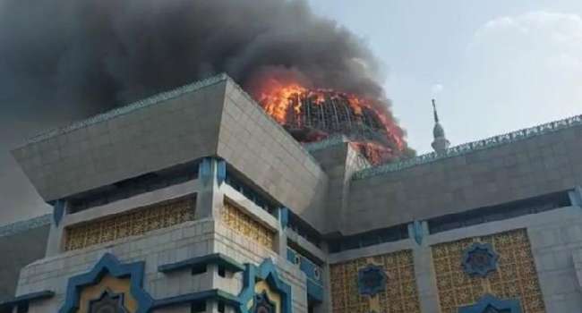 В столице Индонезии, в Джакарте, во время ремонта загорелся и рухнул купол мечети (видео)