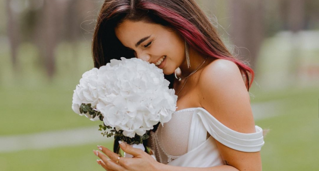 «Целая квартира!»: 21-летняя певица Анна Тринчер рассказала, что мама сделала ей самый дорогой сюрприз на свадьбу