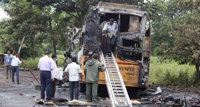 На западе Индии вспыхнул автобус, 12 человек погибли, 43 получили ранения
