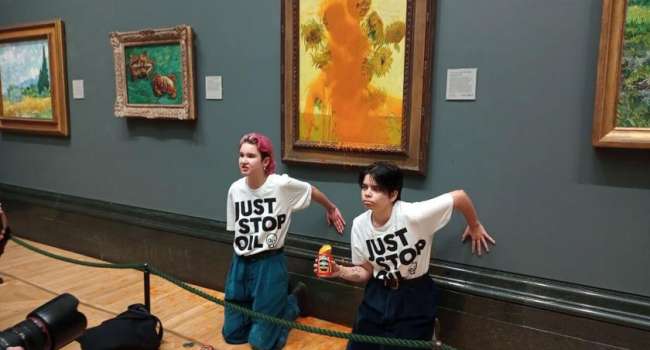 Климатические активисты облили картину «Подсолнухи» Ван Гога томатным супом