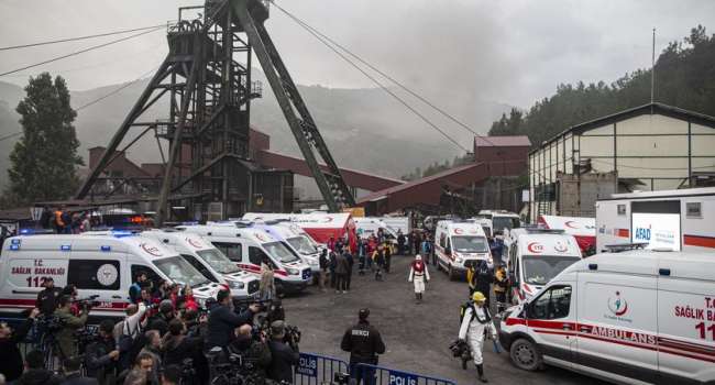 Взрыв и пожар на шахте в Турции: 40 шахтеров погибли, одного ищут