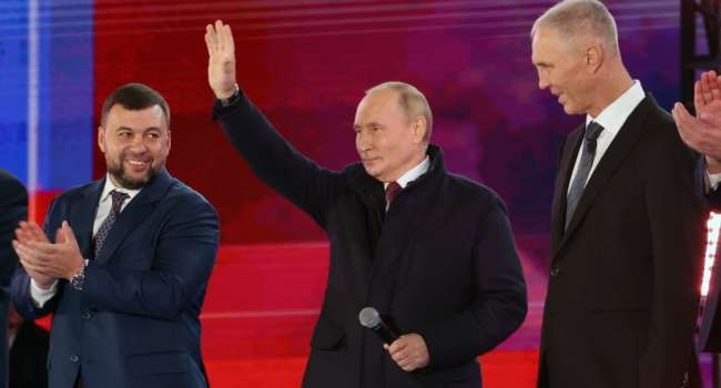 Пока солдаты РФ пьют воду из болота: диктатор Путин вышел на сцену в Москве в куртке за 7,5 тысяч долларов