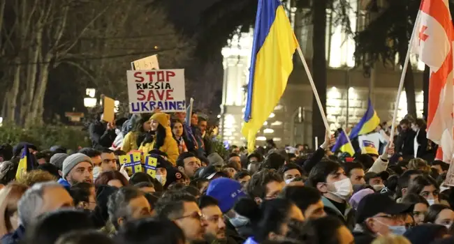 Проукраинские лозунги, проукраинские митинги и протесты против войны - как грузины встречают русских