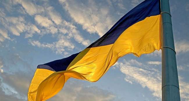 Написал на Государственном флаге Украины нецензурное высказывание: в Хмельницком поймали пьяного хулигана