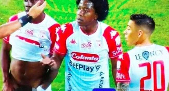Хотел запугать соперника: в Колумбии случился смешной конфуз - футболист снял трусы прямо во время матча