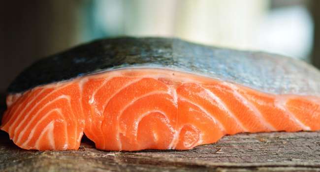 Эксперты раскрыли опасность копченого лосося – почему этот деликатес особенно вреден для сердечников