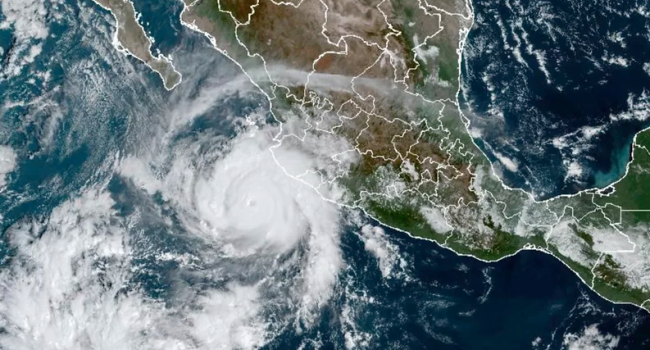 Почти 200 километров в час: ураган «Рослин» обрушился на Наярит