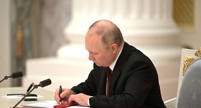 Сам придумал – сам подписал: сегодня Путин утвердил «окончательный» указ о присоединении четырех областей Украины к РФ
