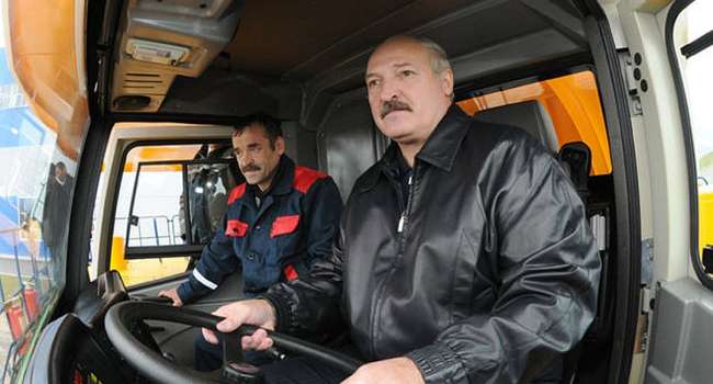 «Подарю еще сеялку, вырастим хлеб, чтобы Европа не голодала»: Лукашенко подарил Путину трактор «Белорус»
